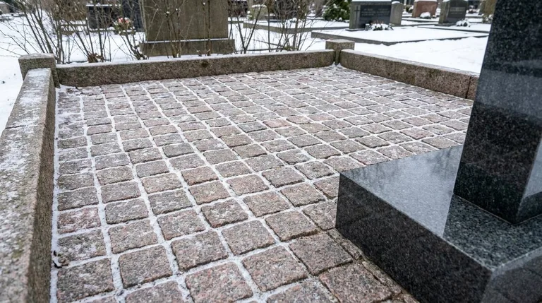 Мощение участка серой гранитной плиткой с цоколем, образец ПМ004 в Уфе