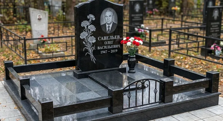 Памятник с гравировкой гвоздик — выполненная работа «Савельев» в Уфе