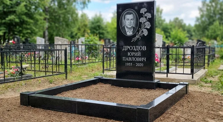 Памятник с гравировкой гвоздик — выполненная работа «Дроздов» в Уфе