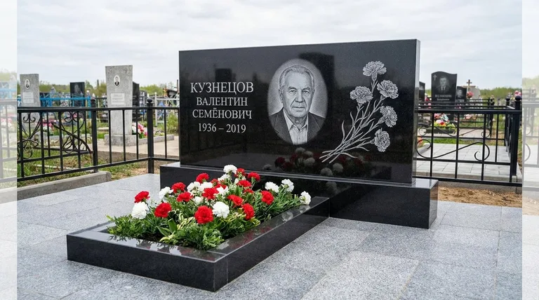 Памятник с гравировкой гвоздик — выполненная работа «Кузнецов» в Уфе