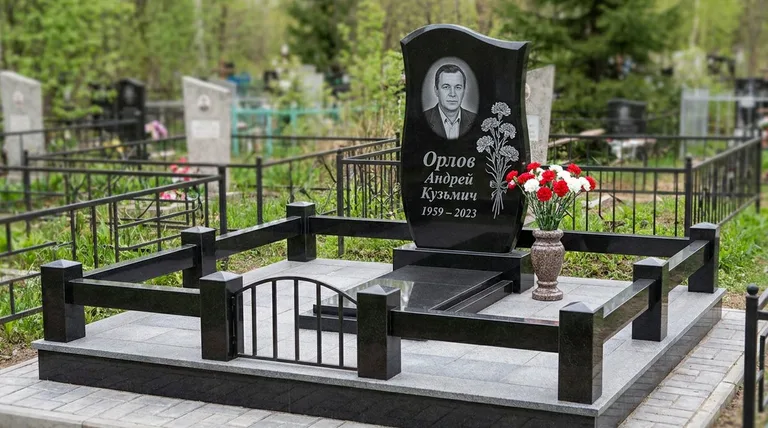Памятник с гравировкой гвоздик — выполненная работа «Орлов» в Уфе