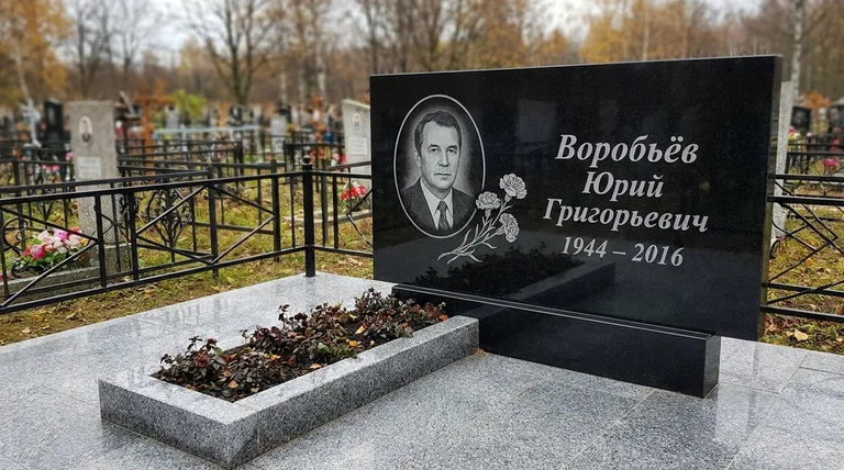 Памятник с гравировкой гвоздик — выполненная работа «Воробьёв» в Уфе