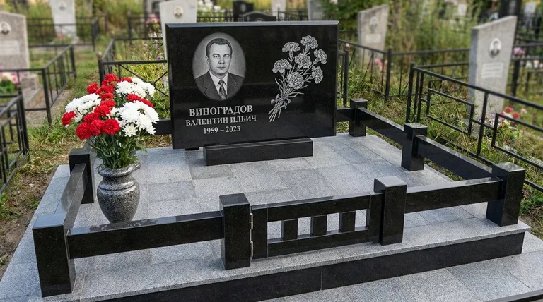 Памятник с гравировкой гвоздик — выполненная работа «Виноградов» в Уфе