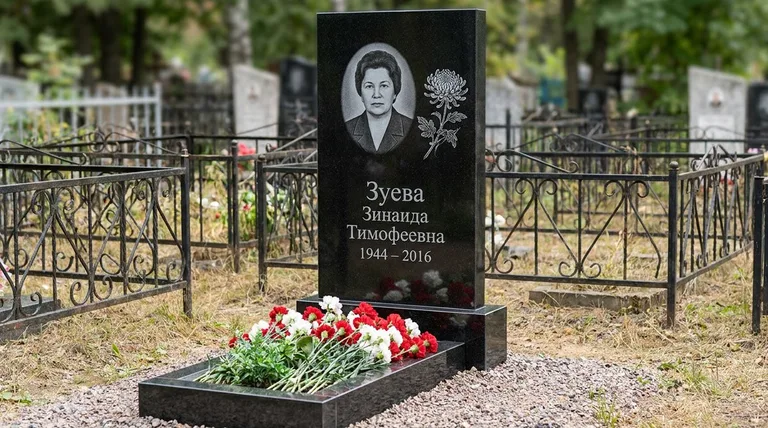 Памятник с гравировкой хризантем — выполненная работа «Зуева» в Уфе