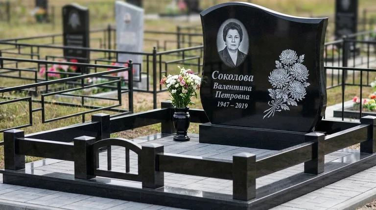 Памятник с гравировкой хризантем — выполненная работа «Соколова» в Уфе