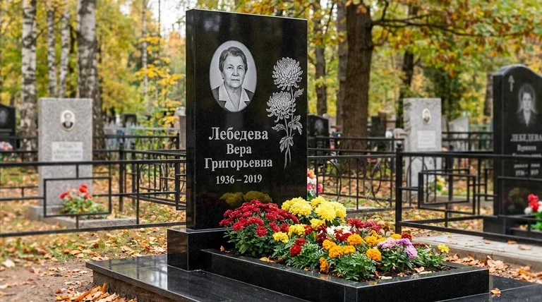 Памятник с гравировкой хризантем — выполненная работа «Лебедева» в Уфе