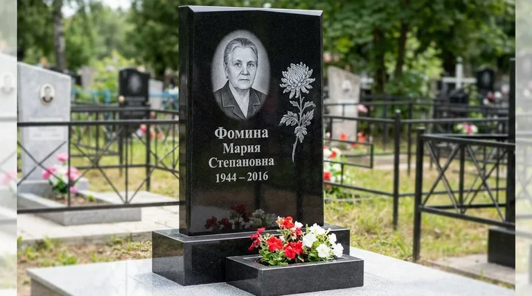 Памятник с гравировкой хризантем — выполненная работа «Фомина» в Уфе