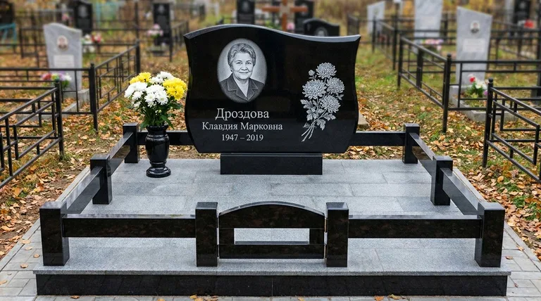 Памятник с гравировкой хризантем — выполненная работа «Дроздова» в Уфе