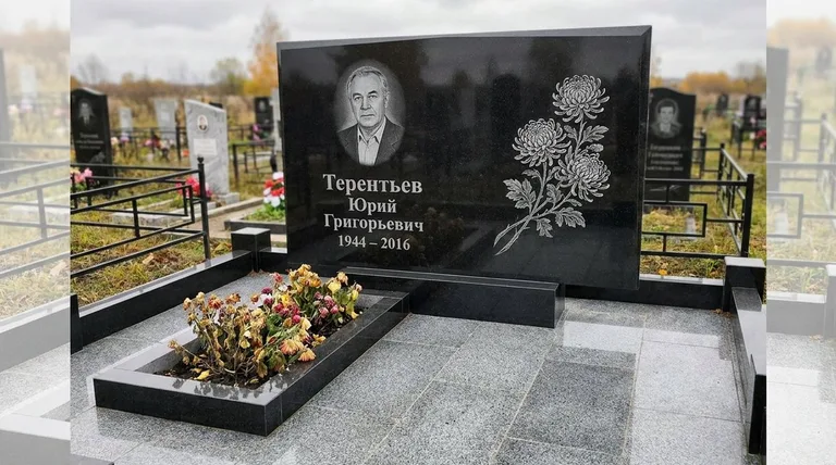 Памятник с гравировкой хризантем — выполненная работа «Терентьев» в Уфе
