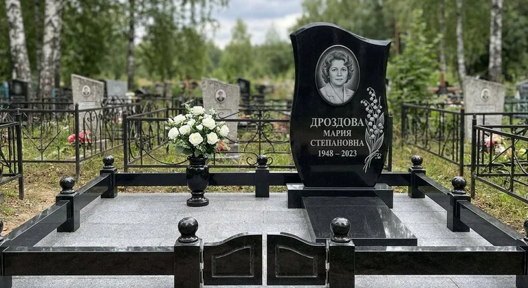 Памятник с гравировкой ландышей — выполненная работа «Дроздова» в Уфе