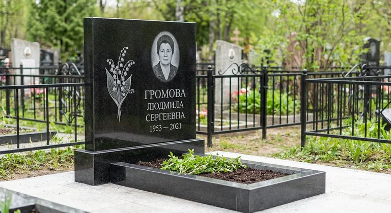Памятник с гравировкой ландышей — выполненная работа «Громова» в Уфе