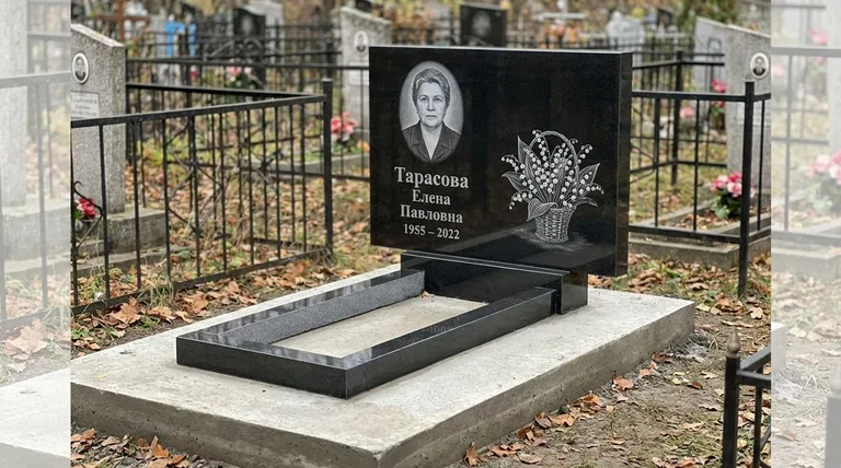 Памятник с гравировкой ландышей — выполненная работа «Тарасова» в Уфе