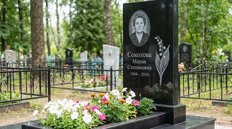 Памятник с гравировкой ландышей — выполненная работа «Соколова» в Уфе