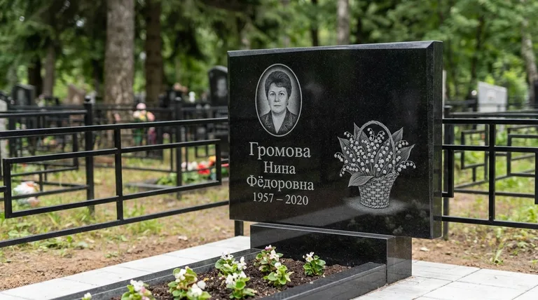 Памятник с гравировкой ландышей — выполненная работа «Громова» в Уфе