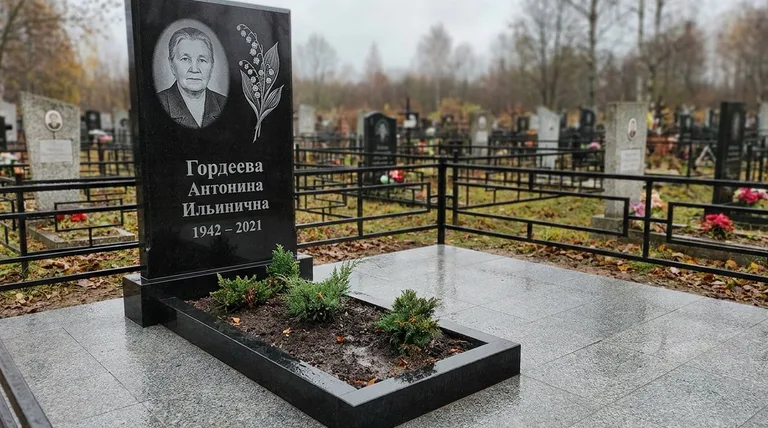 Памятник с гравировкой ландышей — выполненная работа «Гордеева» в Уфе