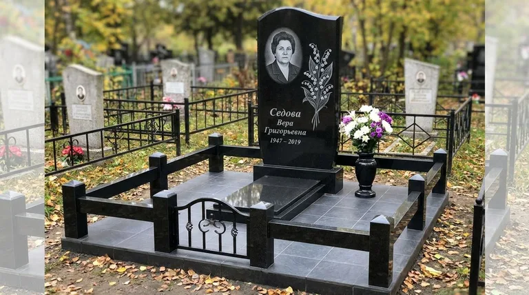 Памятник с гравировкой ландышей — выполненная работа «Седова» в Уфе