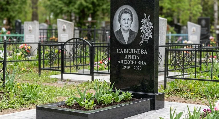Памятник с гравировкой лилий — выполненная работа «Савельева» в Уфе