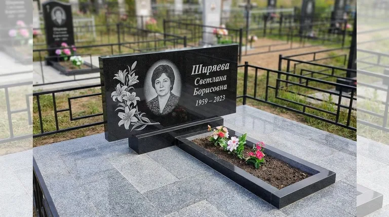 Памятник с гравировкой лилий — выполненная работа «Ширяева» в Уфе