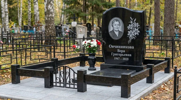 Памятник с гравировкой лилий — выполненная работа «Овчинникова» в Уфе