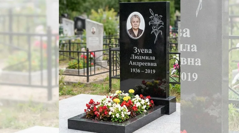 Памятник с гравировкой лилий — выполненная работа «Зуева» в Уфе