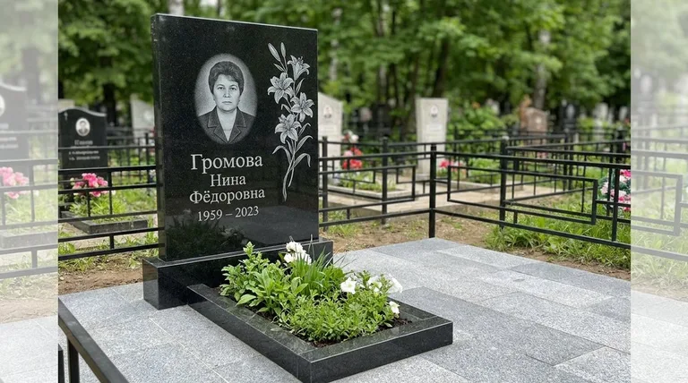 Памятник с гравировкой лилий — выполненная работа «Громова» в Уфе
