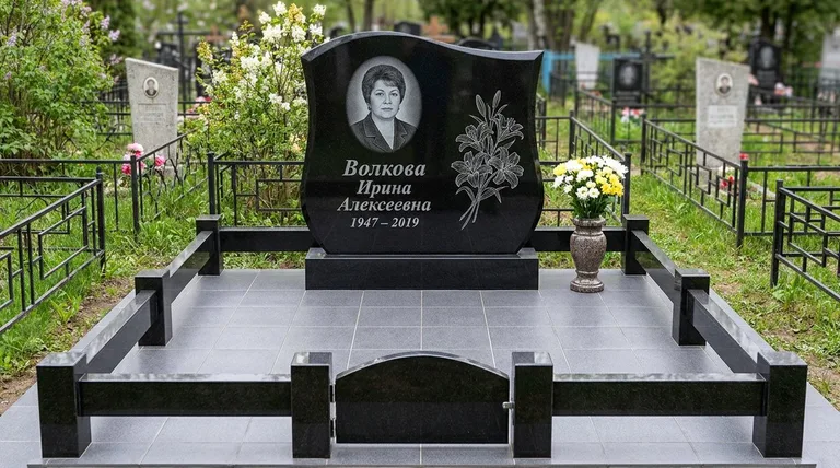 Памятник с гравировкой лилий — выполненная работа «Волкова» в Уфе
