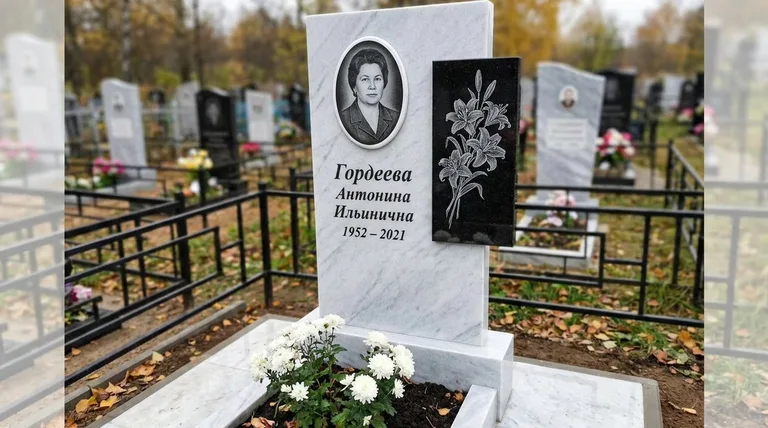 Памятник с гравировкой лилий — выполненная работа «Гордеева» в Уфе