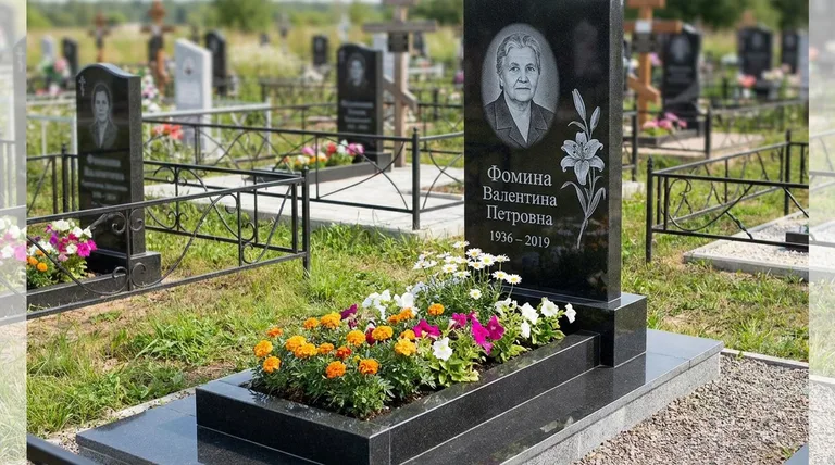 Памятник с гравировкой лилий — выполненная работа «Фомина» в Уфе