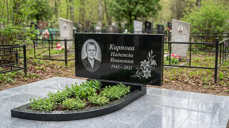 Памятник с гравировкой лилий — выполненная работа «Карпова» в Уфе