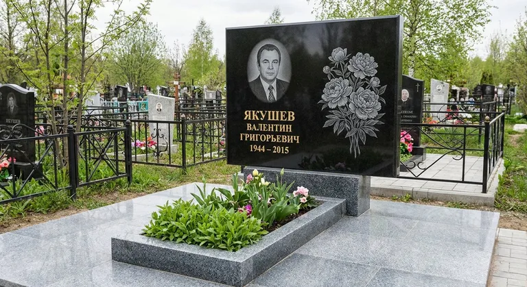 Памятник с гравировкой пионов — выполненная работа «Якушев» в Уфе