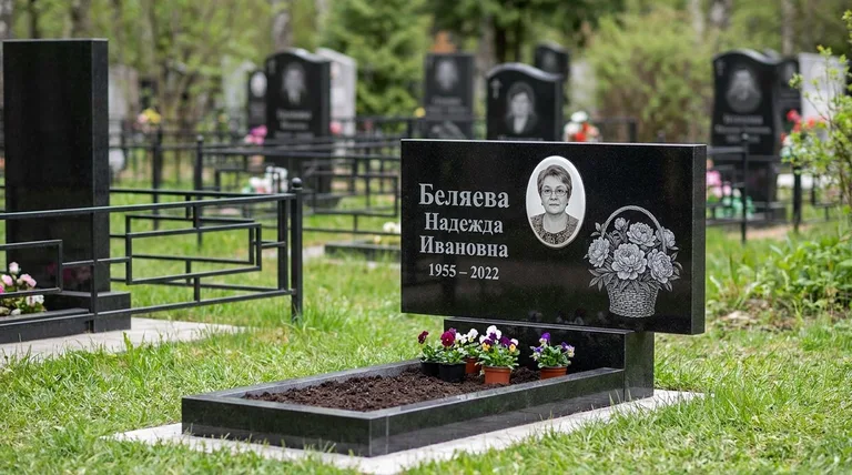Памятник с гравировкой пионов — выполненная работа «Беляева» в Уфе