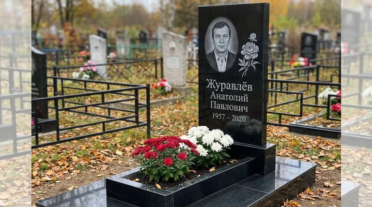 Памятник с гравировкой пионов — выполненная работа «Журавлёв» в Уфе