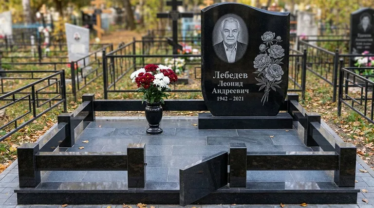 Памятник с гравировкой пионов — выполненная работа «Лебедев» в Уфе