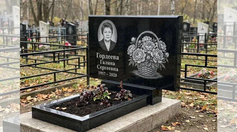 Памятник с гравировкой пионов — выполненная работа «Гордеева» в Уфе