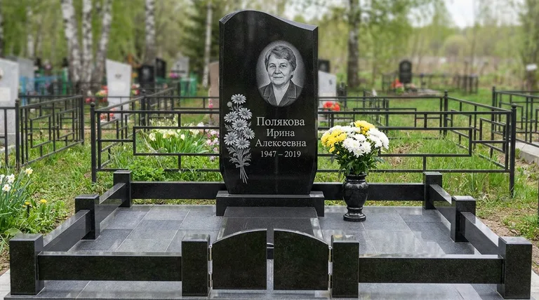 Памятник с гравировкой ромашек — выполненная работа «Полякова» в Уфе