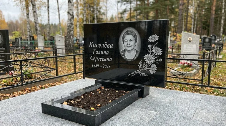 Памятник с гравировкой ромашек — выполненная работа «Киселёва» в Уфе