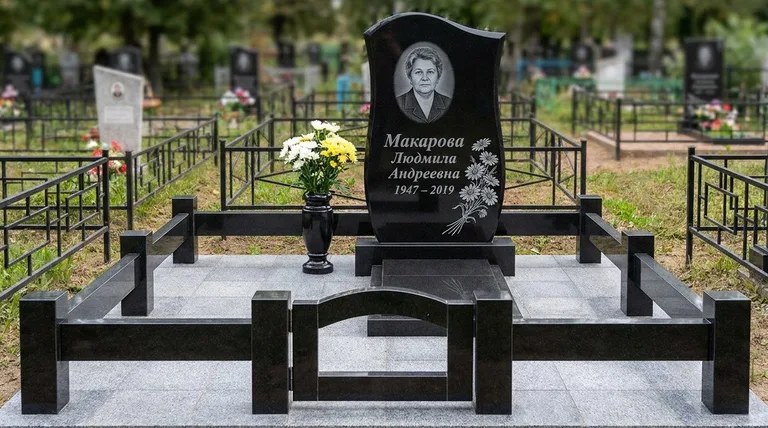 Памятник с гравировкой ромашек — выполненная работа «Макарова» в Уфе