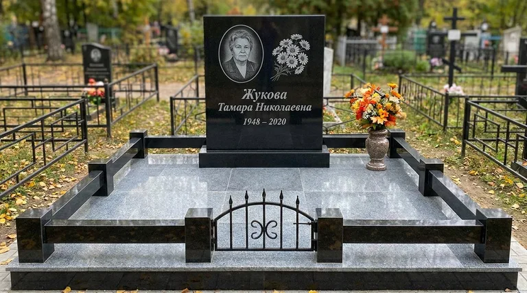 Памятник с гравировкой ромашек — выполненная работа «Жукова» в Уфе