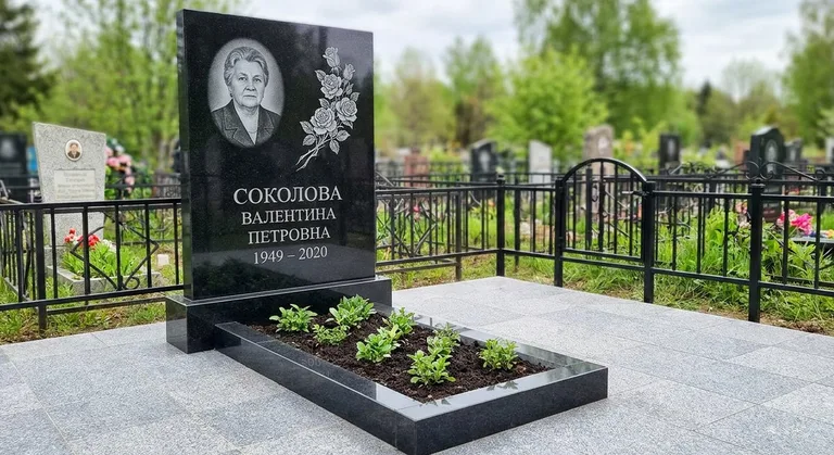 Памятник с гравировкой роз — выполненная работа «Соколова» в Уфе