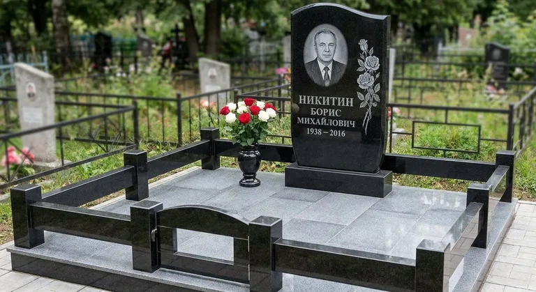 Памятник с гравировкой роз — выполненная работа «Никитин» в Уфе