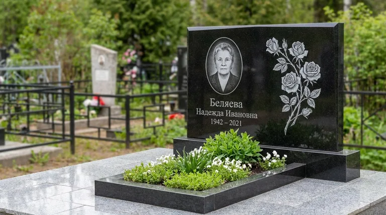 Памятник с гравировкой роз — выполненная работа «Беляева» в Уфе