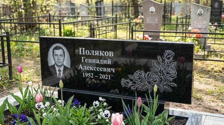 Памятник с гравировкой роз — выполненная работа «Поляков» в Уфе
