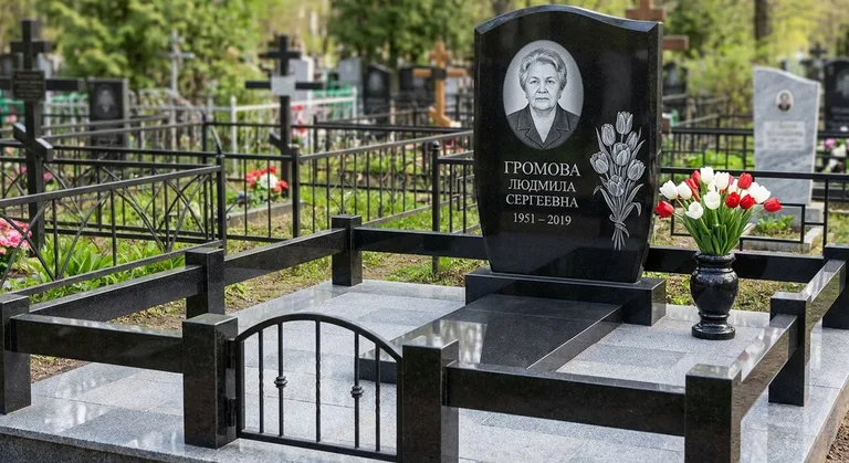 Памятник с гравировкой тюльпанов — выполненная работа «Громова» в Уфе