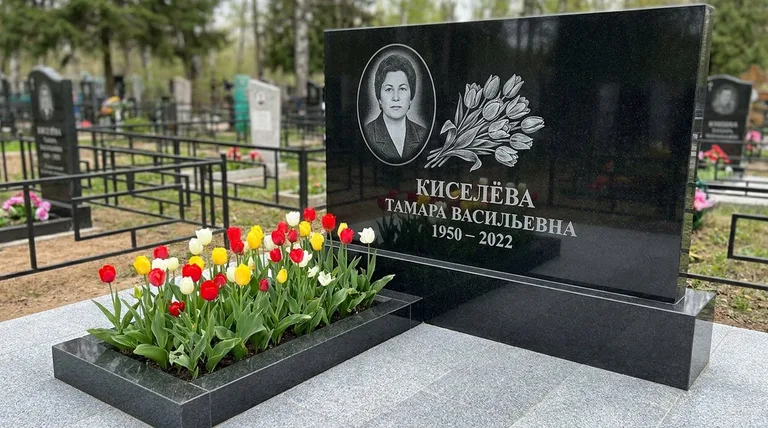 Памятник с гравировкой тюльпанов — выполненная работа «Киселёва» в Уфе