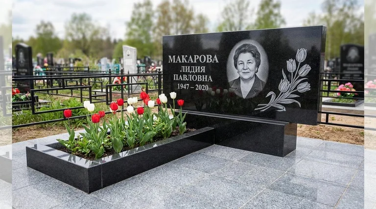 Памятник с гравировкой тюльпанов — выполненная работа «Макарова» в Уфе