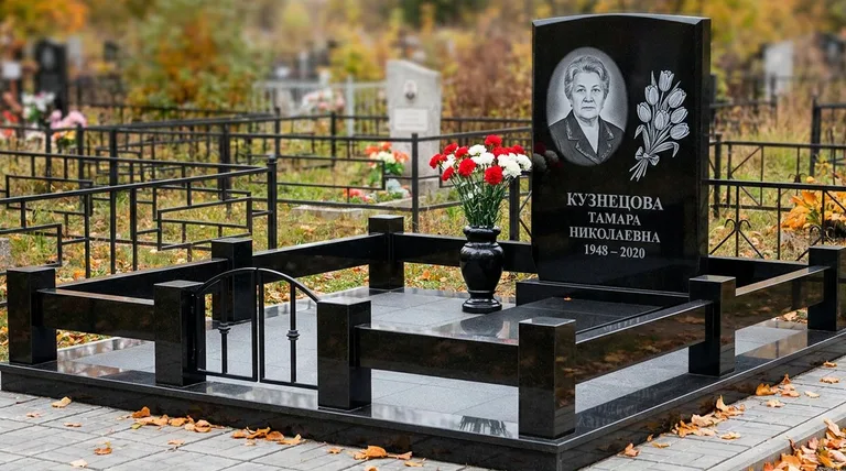 Памятник с гравировкой тюльпанов — выполненная работа «Кузнецова» в Уфе