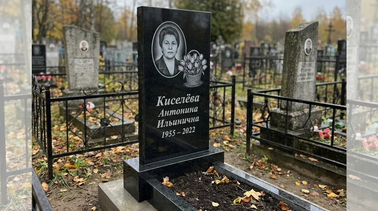 Памятник с гравировкой тюльпанов — выполненная работа «Киселёва» в Уфе