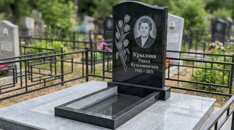 Памятник с гравировкой тюльпанов — выполненная работа «Крылова» в Уфе