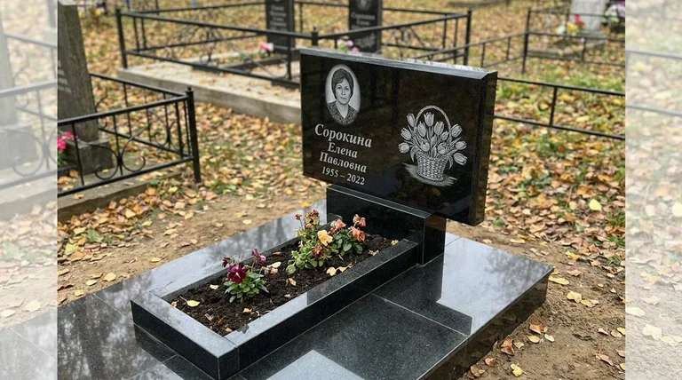 Памятник с гравировкой тюльпанов — выполненная работа «Сорокина» в Уфе