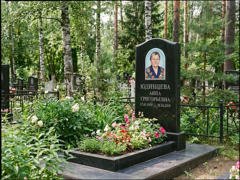 Овальный портрет на памятнике весной в Уфе